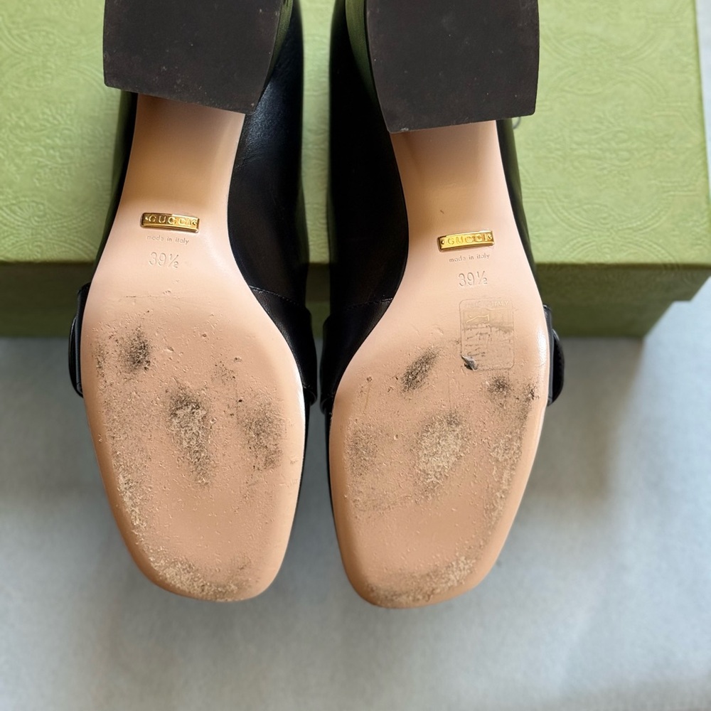 Gucci Black Leather Loafers with Gold Emblem - Picture 4 of 9